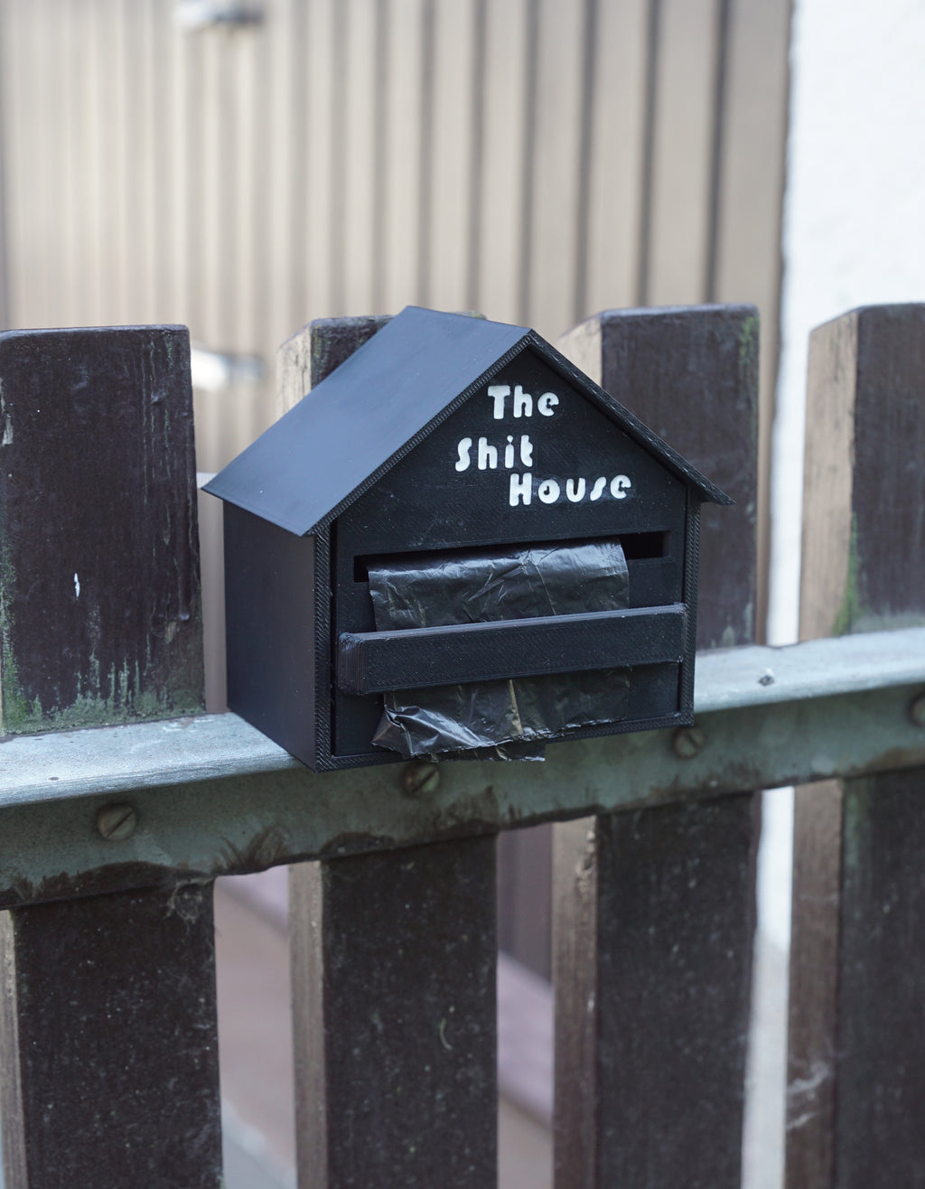 The Shit House - Kotbeutelspender