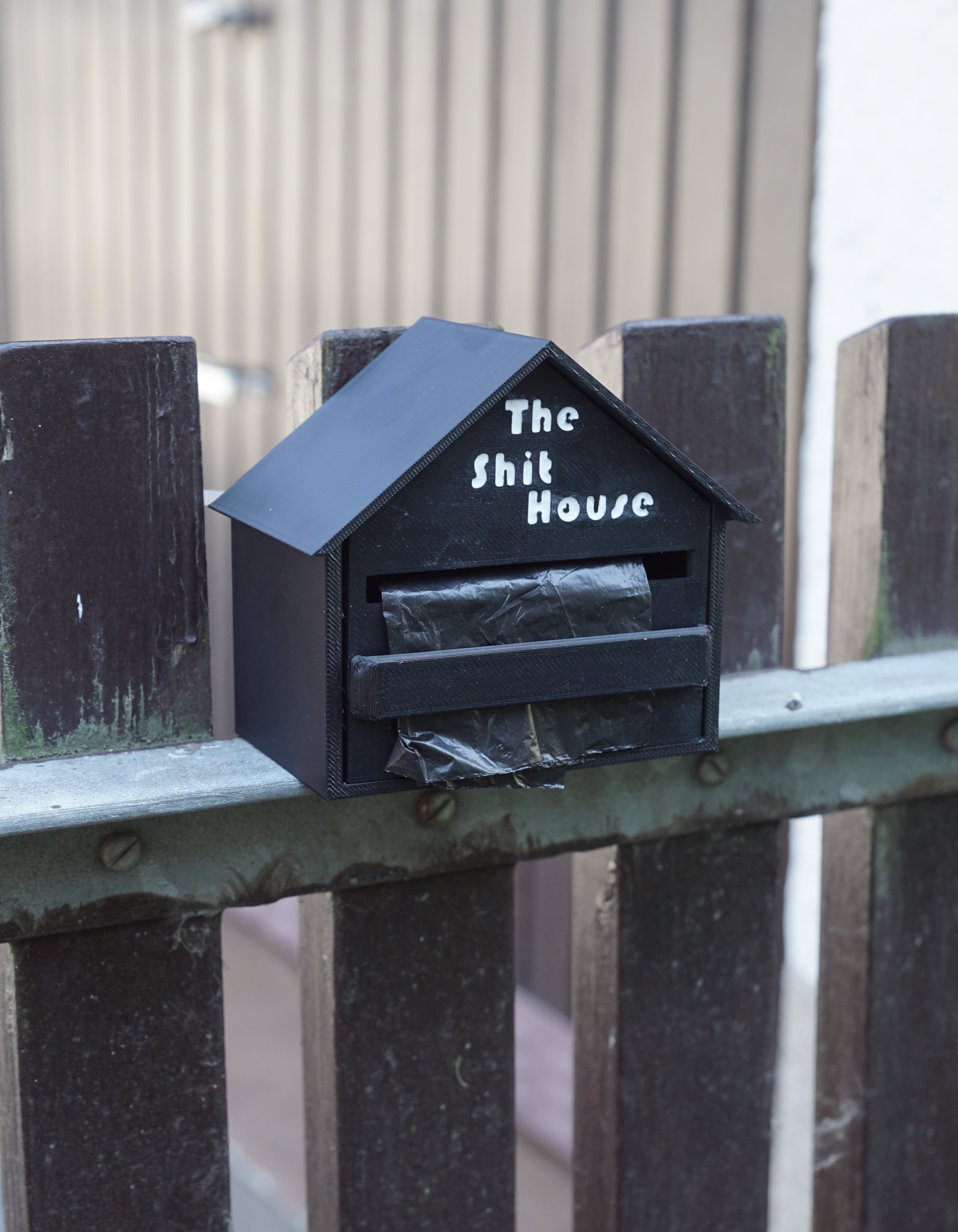 The Shit House - Kotbeutelspender